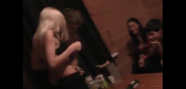  A common game with bottle ends up with wild girls fuck